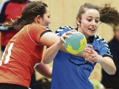 Treffsicher: Michelle Rösler (r., gegen Mündens Nora Münchberg) erzielt im Kreisderby sechs Treffer. Bild Pförtner